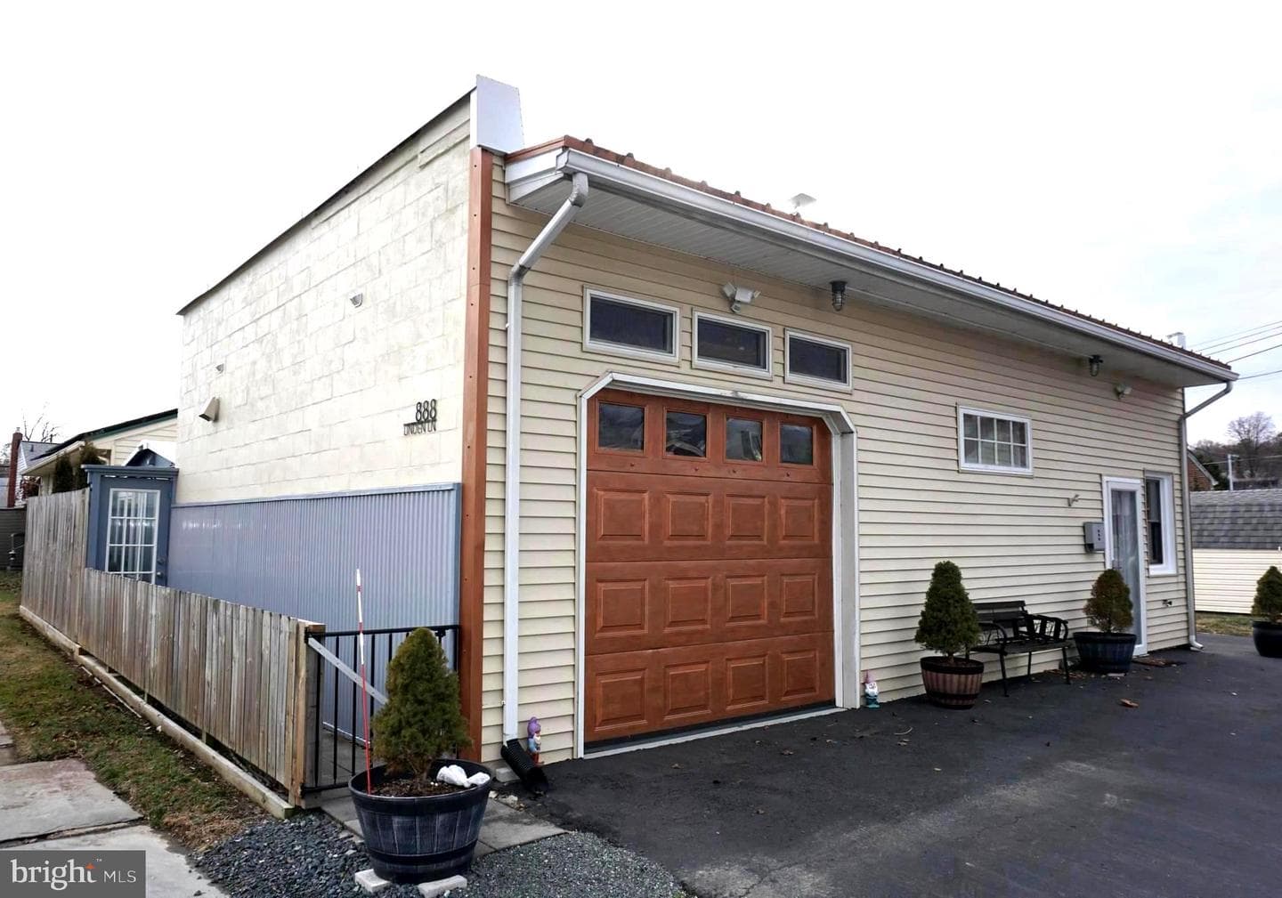888 Linden Lane photo 4