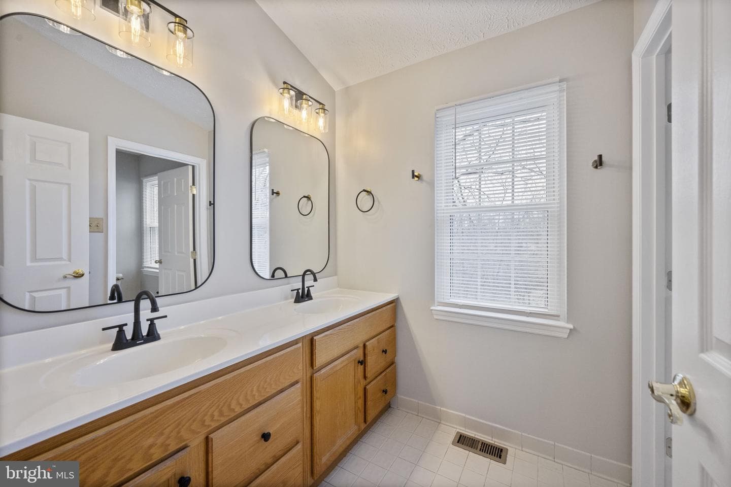 822 Lancaster Drive photo 24