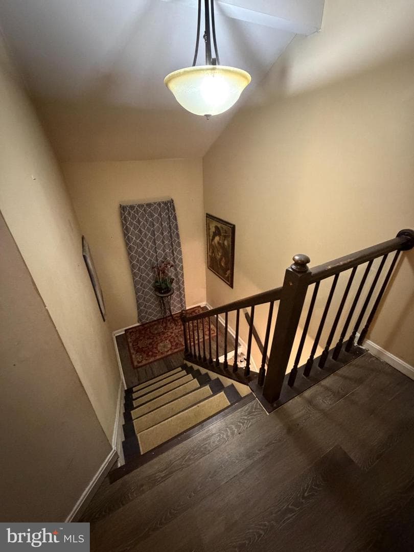 735 Farnham Place photo 6