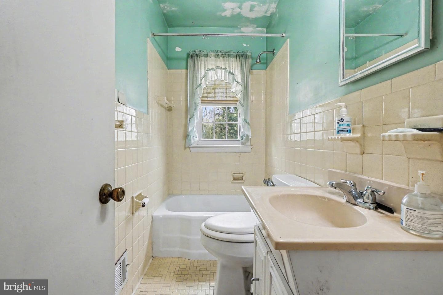501 Giles Street photo 24
