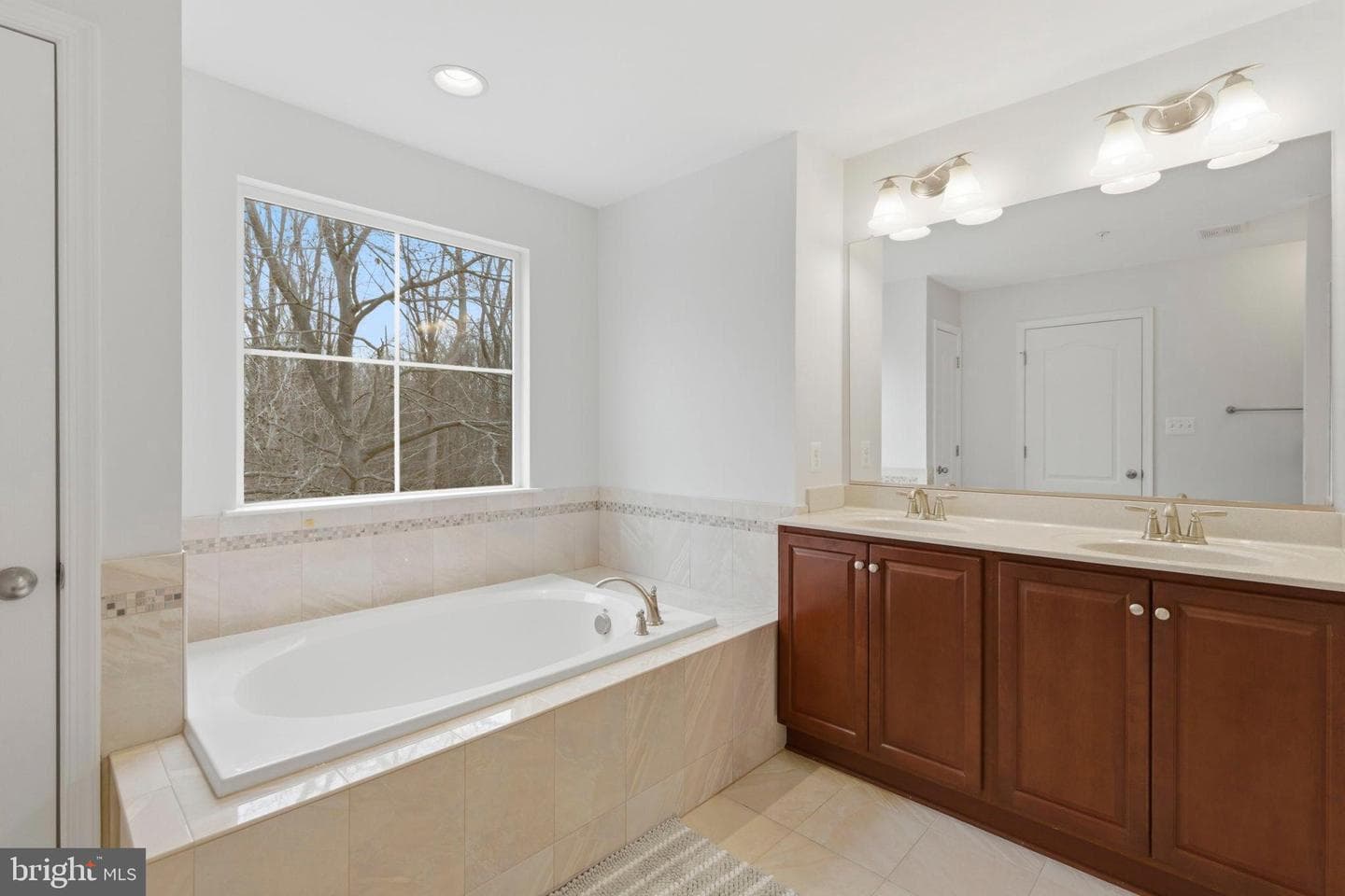 900 E Wheel Road photo 23
