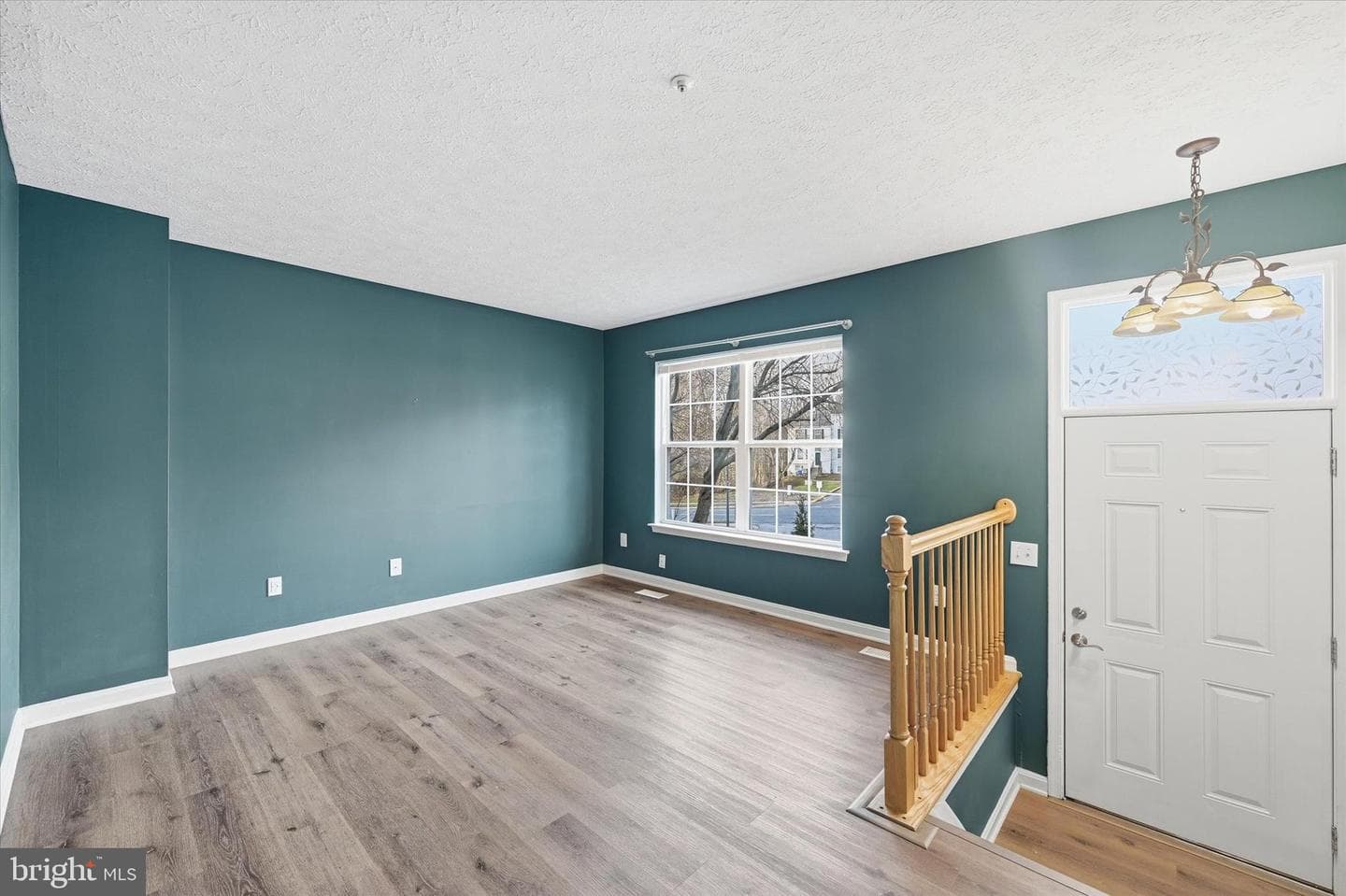 587 Hall Court photo 3