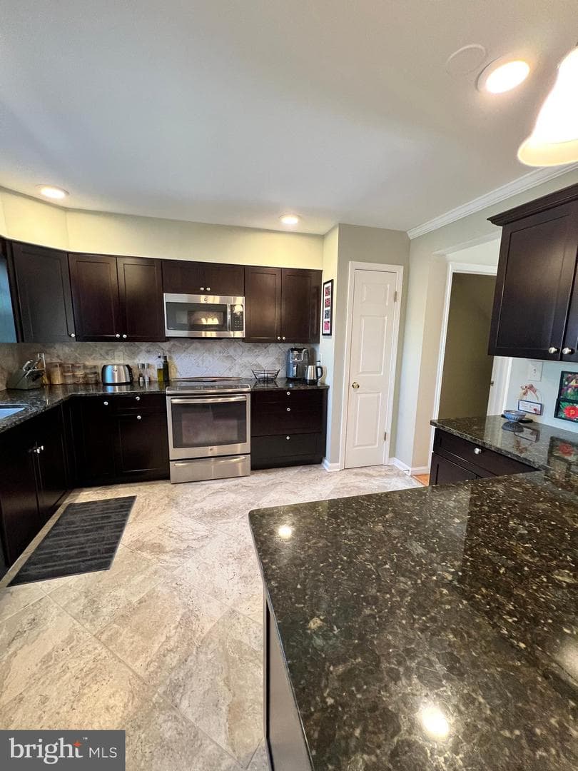 400 Chadford Court photo 11
