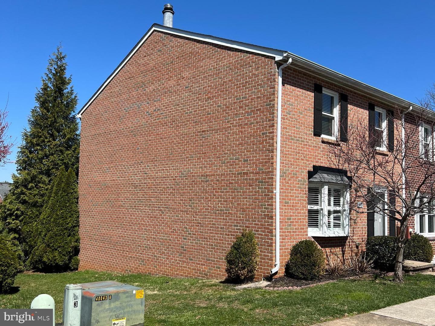 400 Chadford Court photo 2