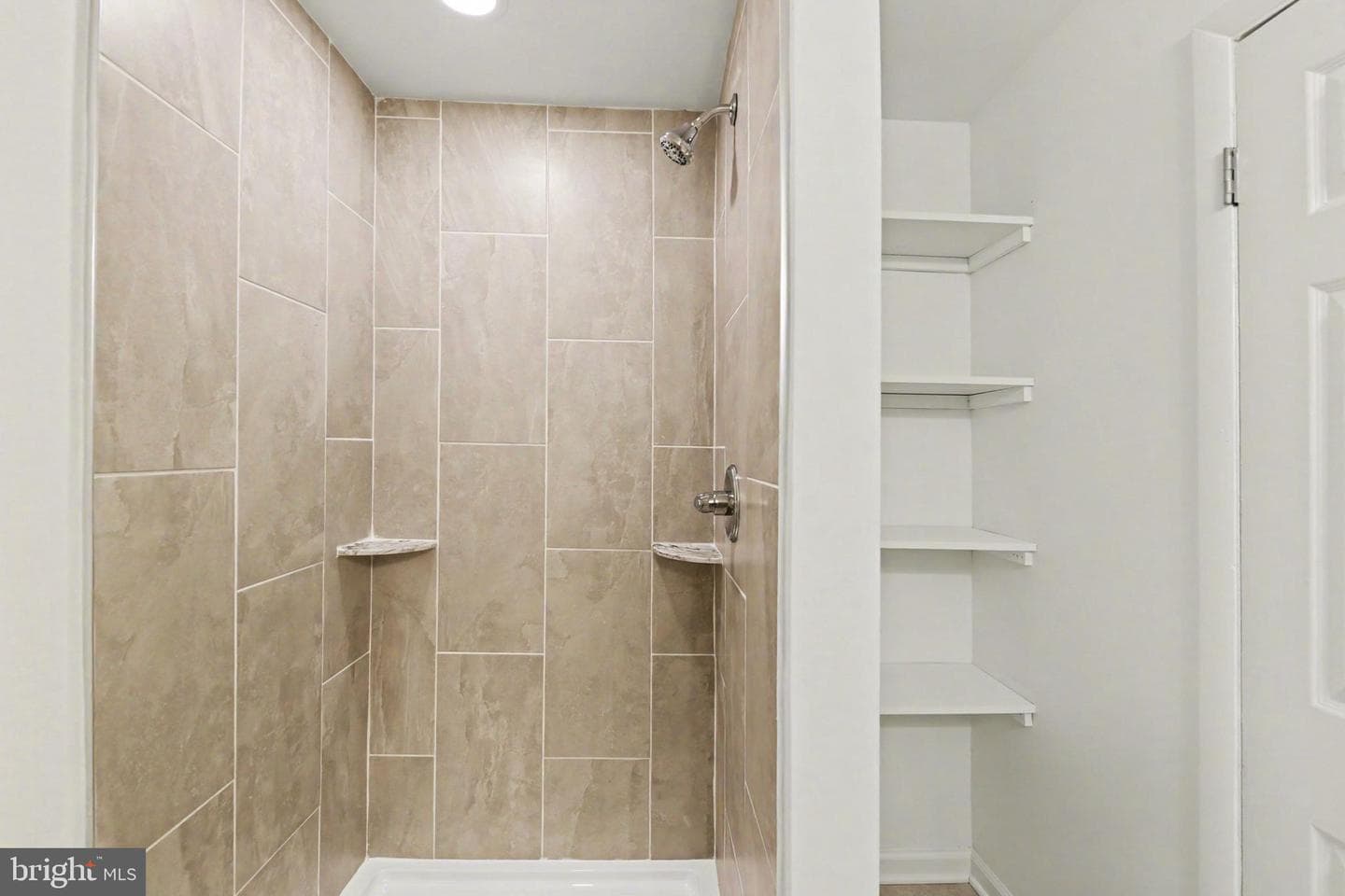 642 Walker Street photo 19