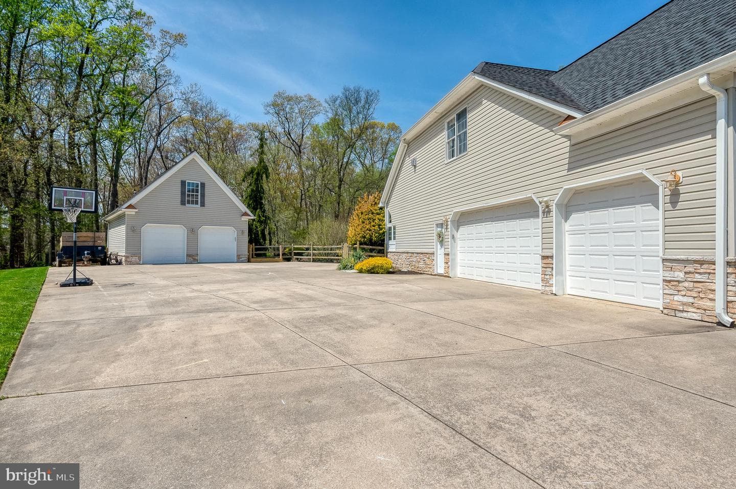 1216 Bluebird Court W photo 3