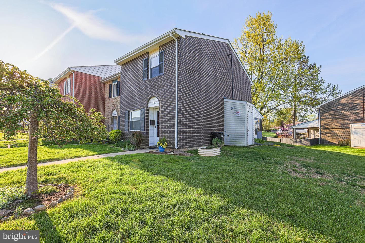 301 Sweet Briar Court photo 2