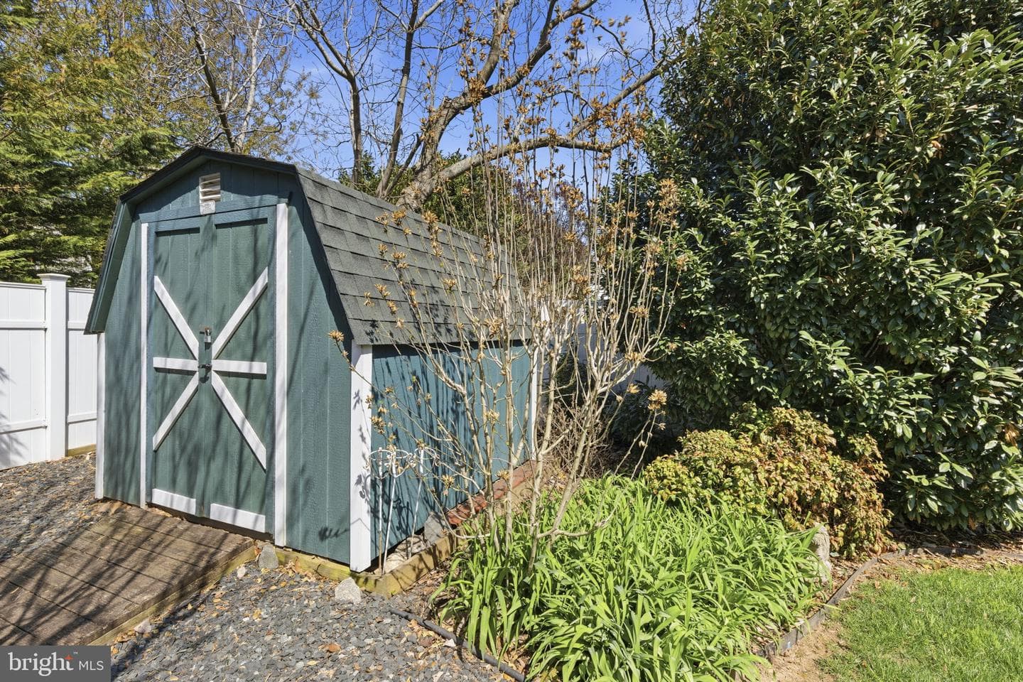 555 Giles Street photo 35