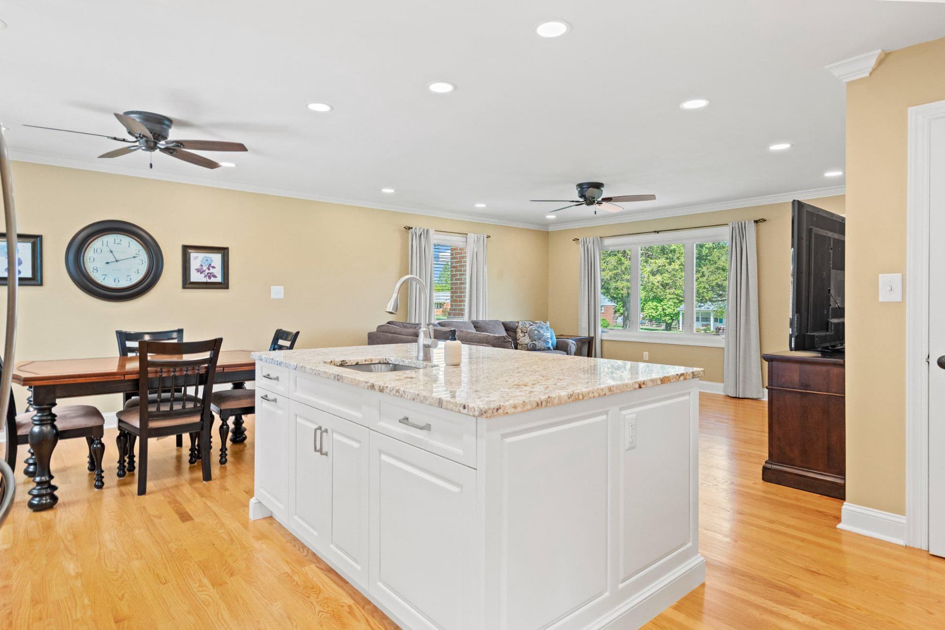 407 Plumtree Road photo 12