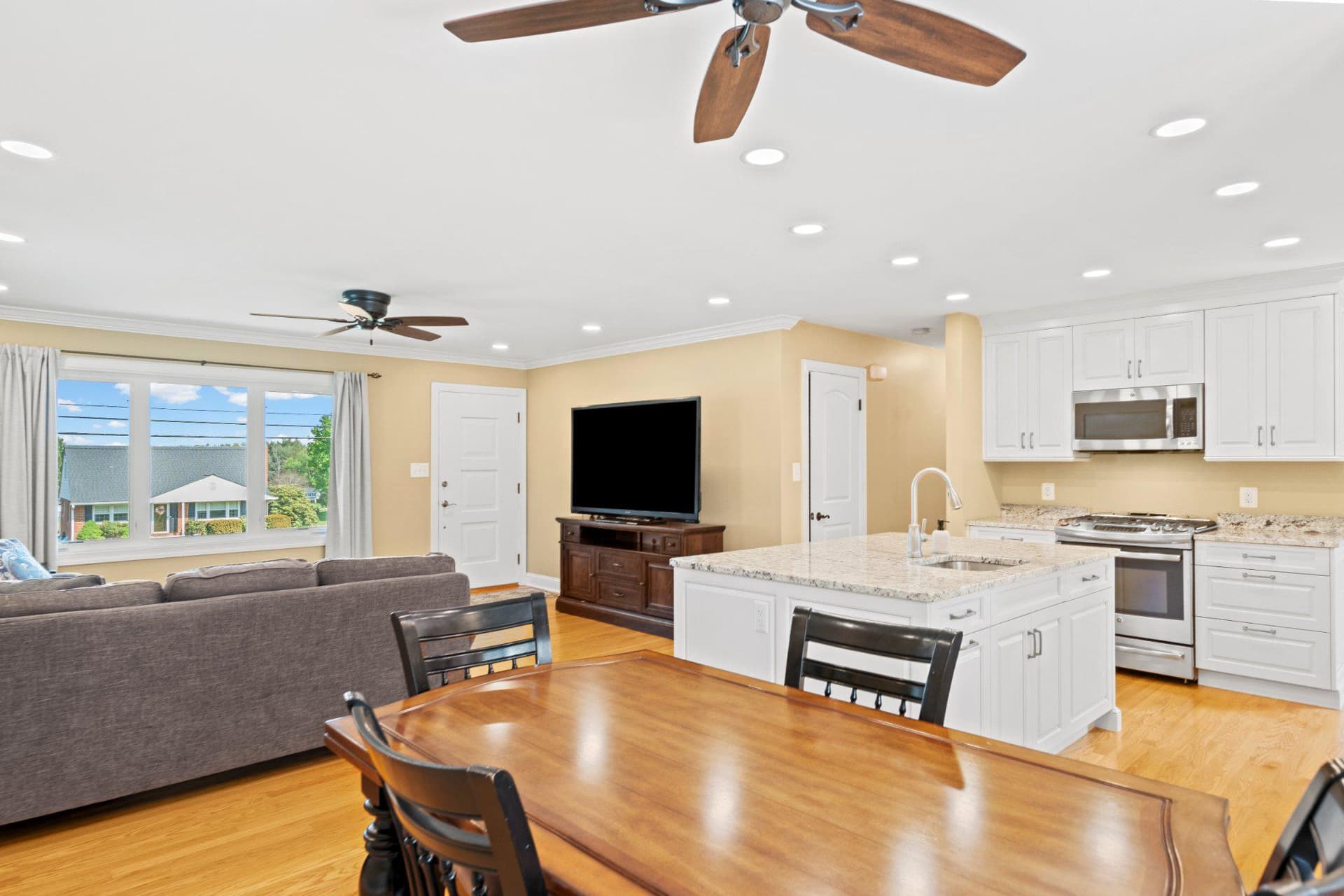 407 Plumtree Road photo 9