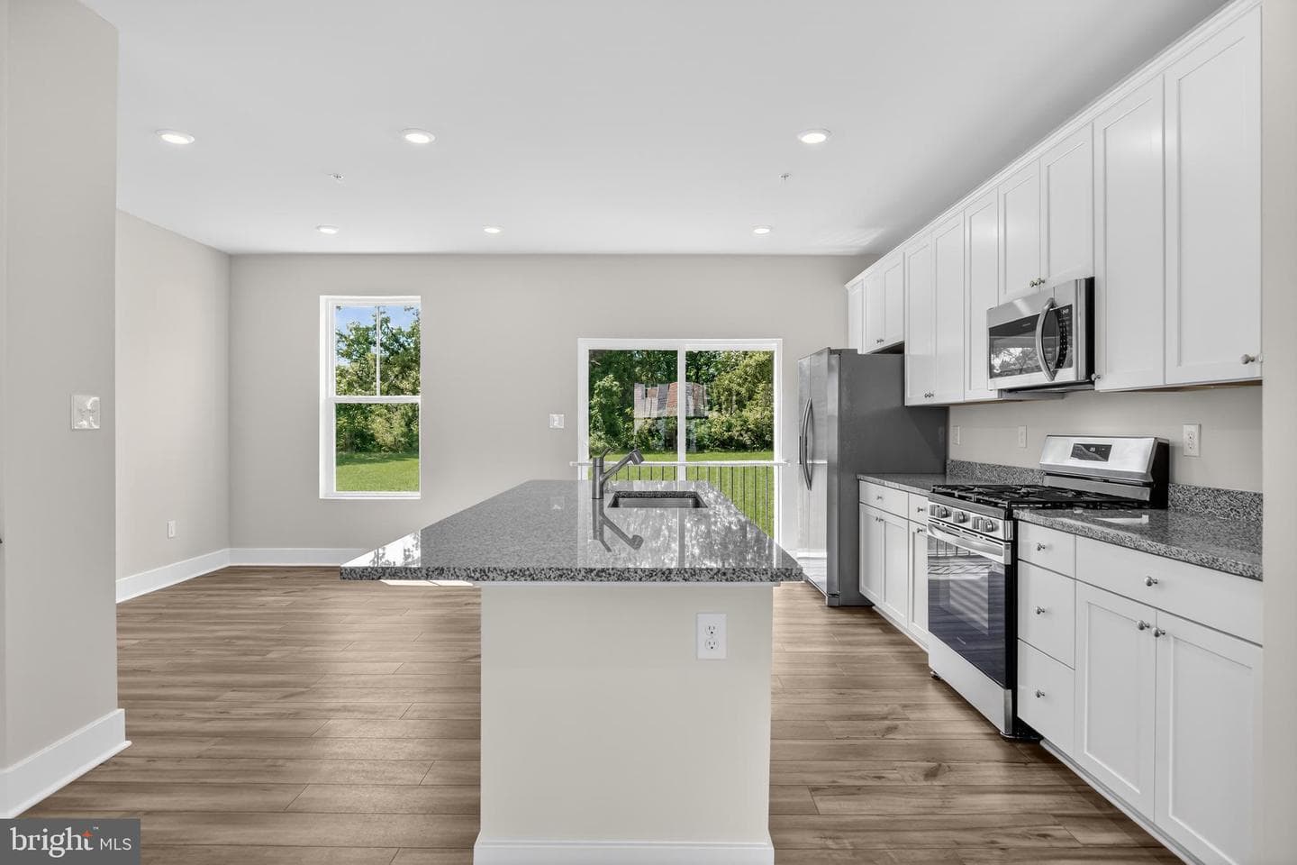 339 Hackley Drive photo 3