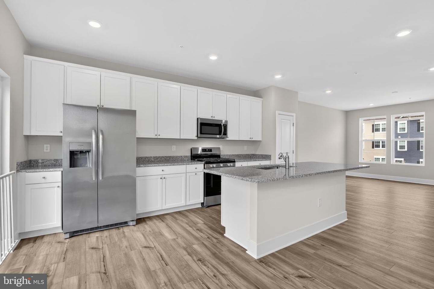 339 Hackley Drive photo 4
