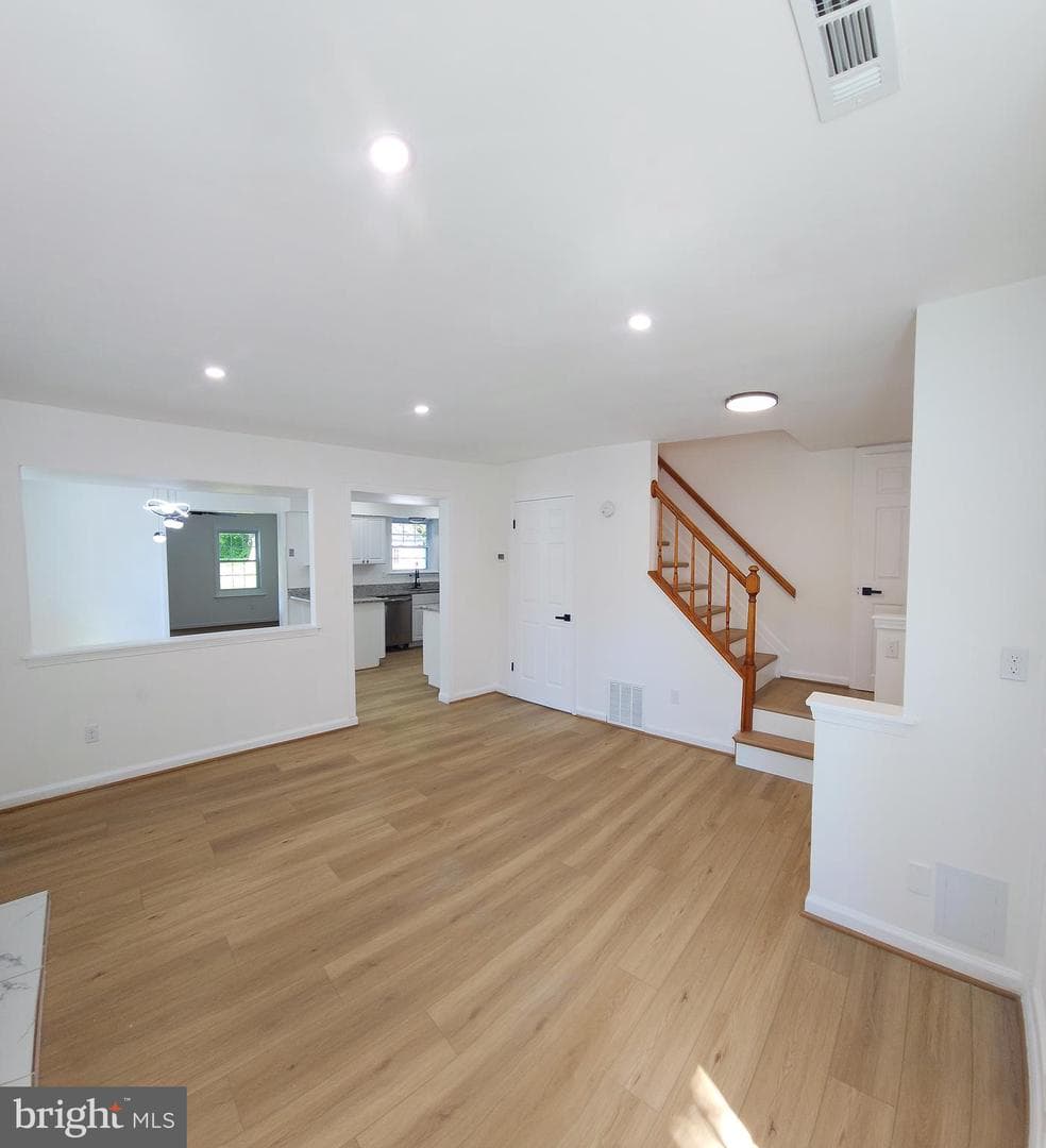 1206 Caldwell Court S photo 4