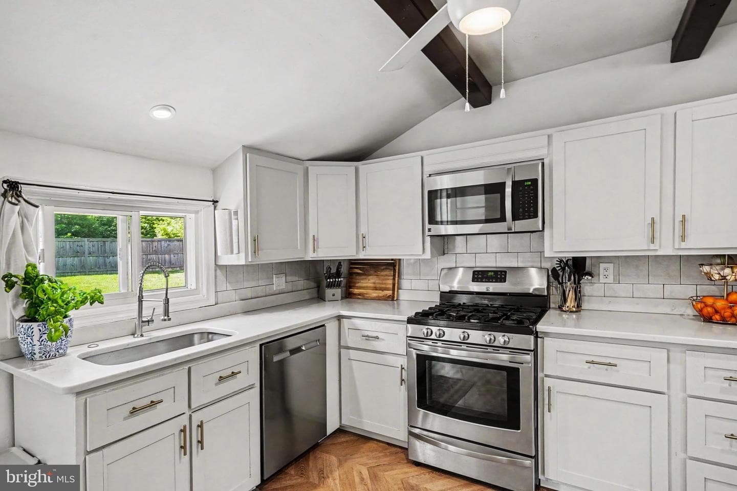 6 E Macphail Road photo 12