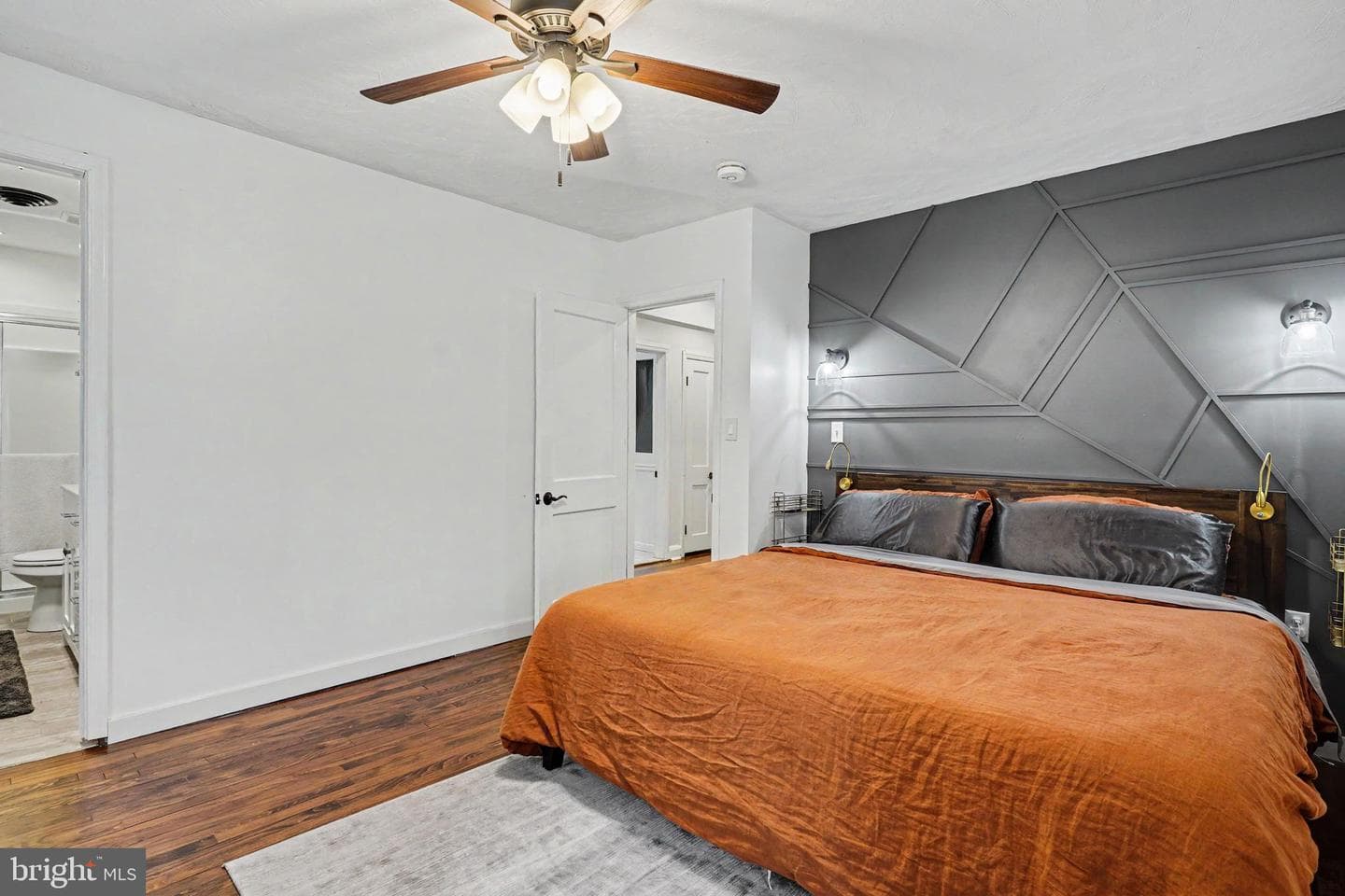 6 E Macphail Road photo 16