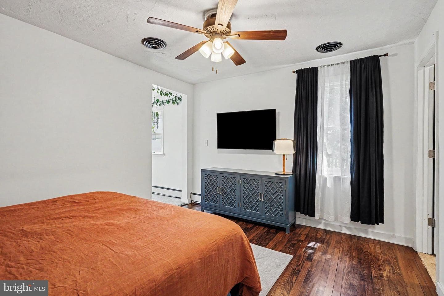 6 E Macphail Road photo 17