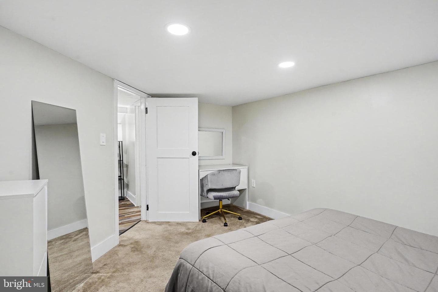 6 E Macphail Road photo 28