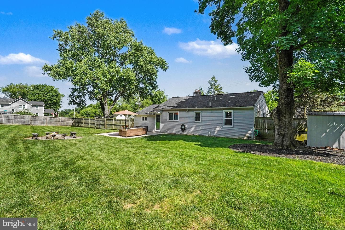 6 E Macphail Road photo 32