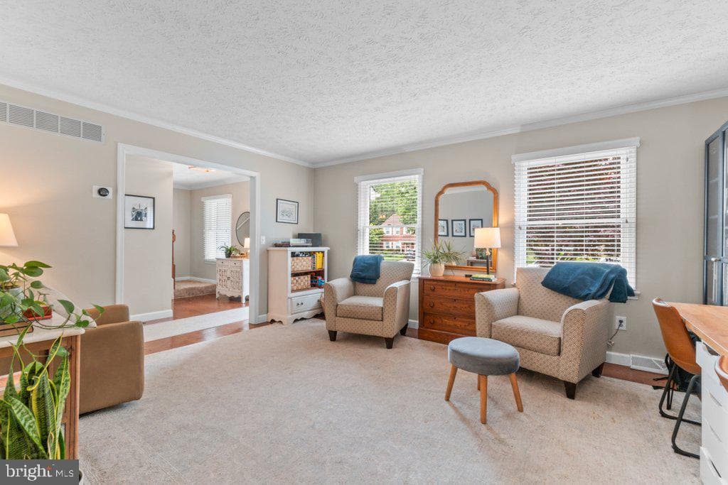 703 Macphail Court N photo 11