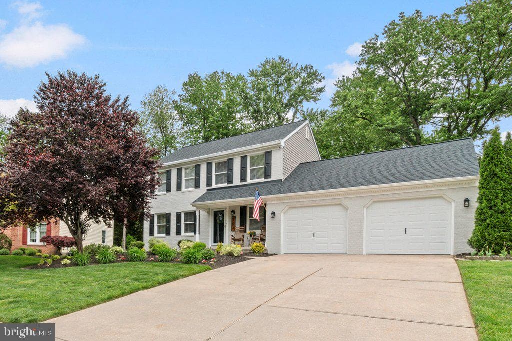 703 Macphail Court N photo 2