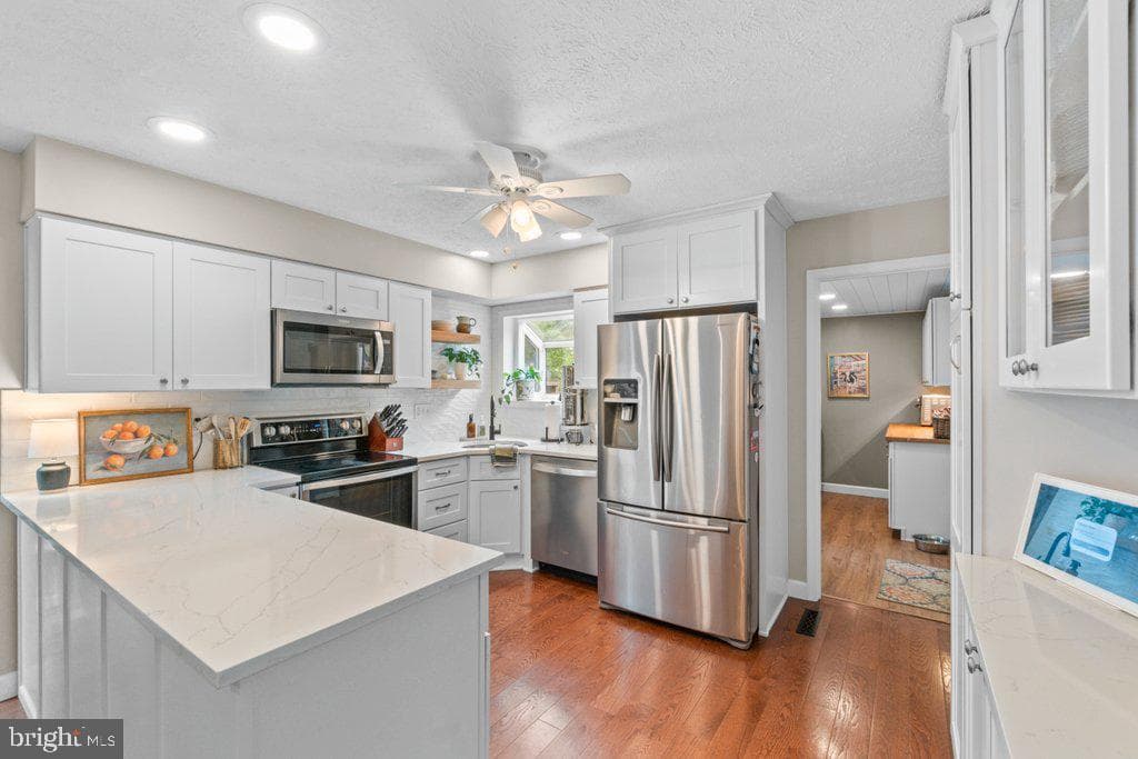 703 Macphail Court N photo 20