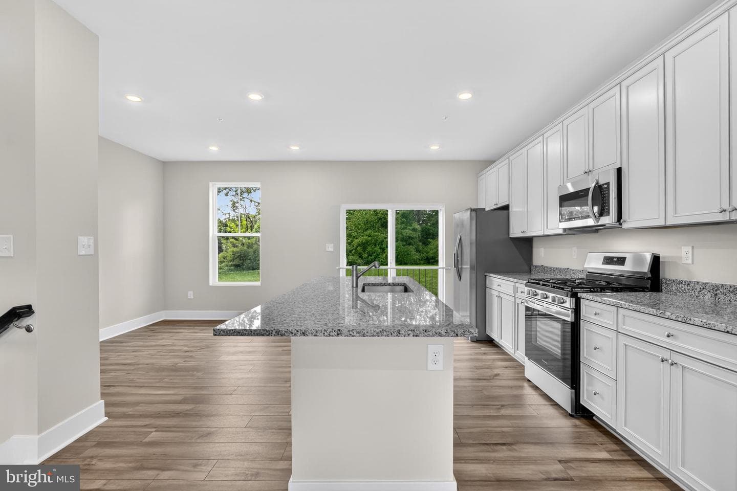 337 Hackley Drive photo 4