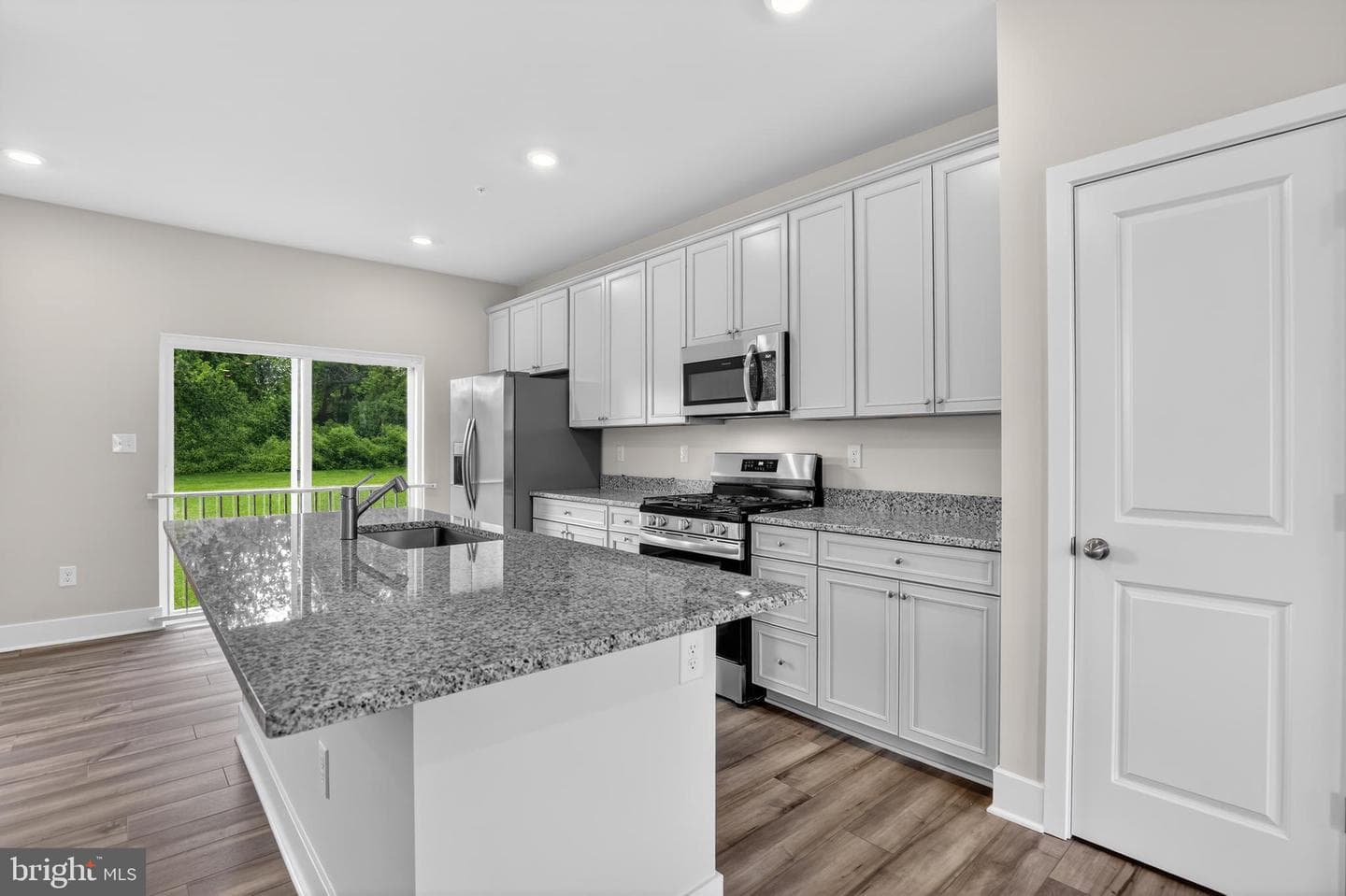 337 Hackley Drive photo 5