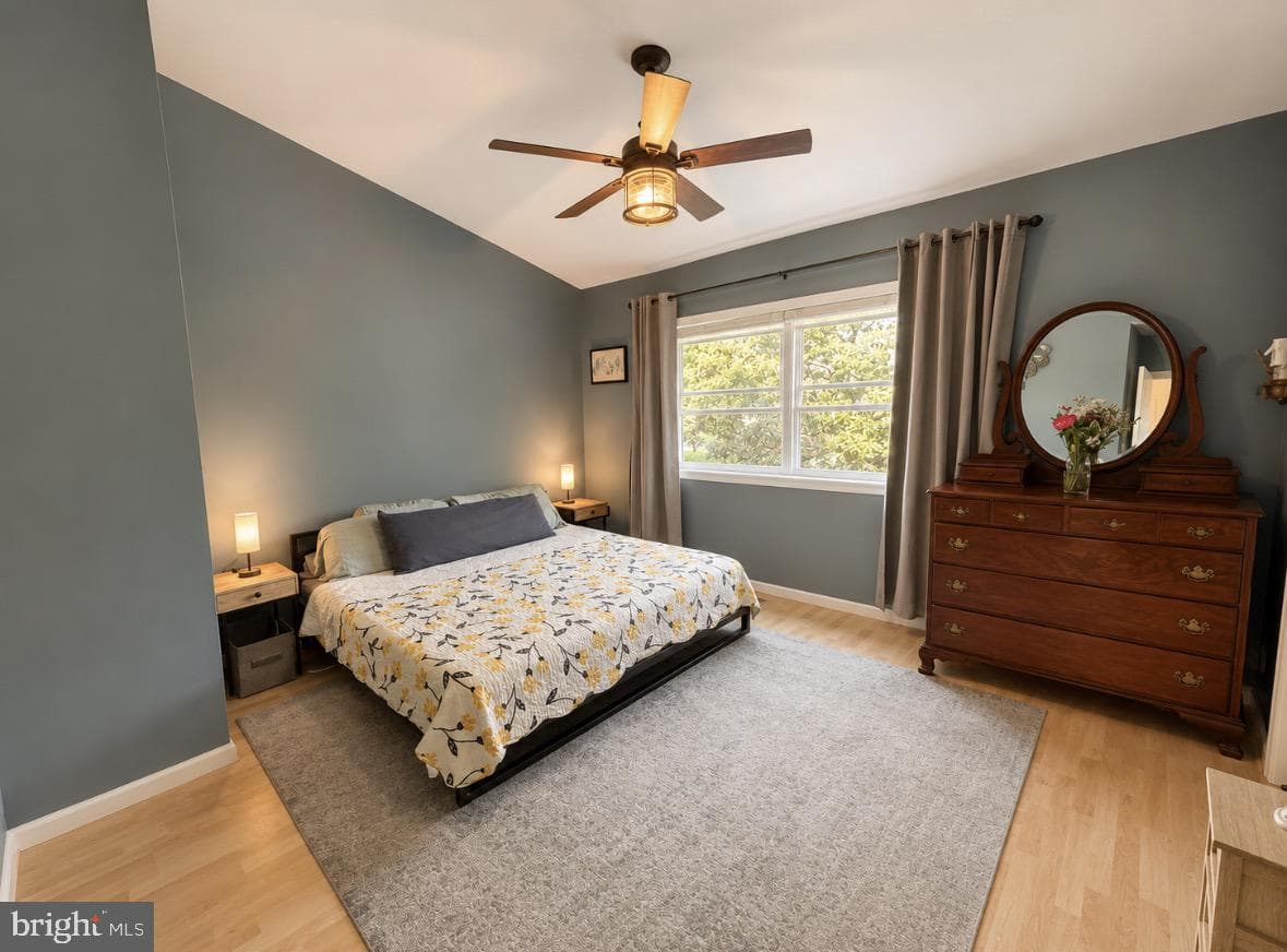 425 Kentmore Terrace photo 9