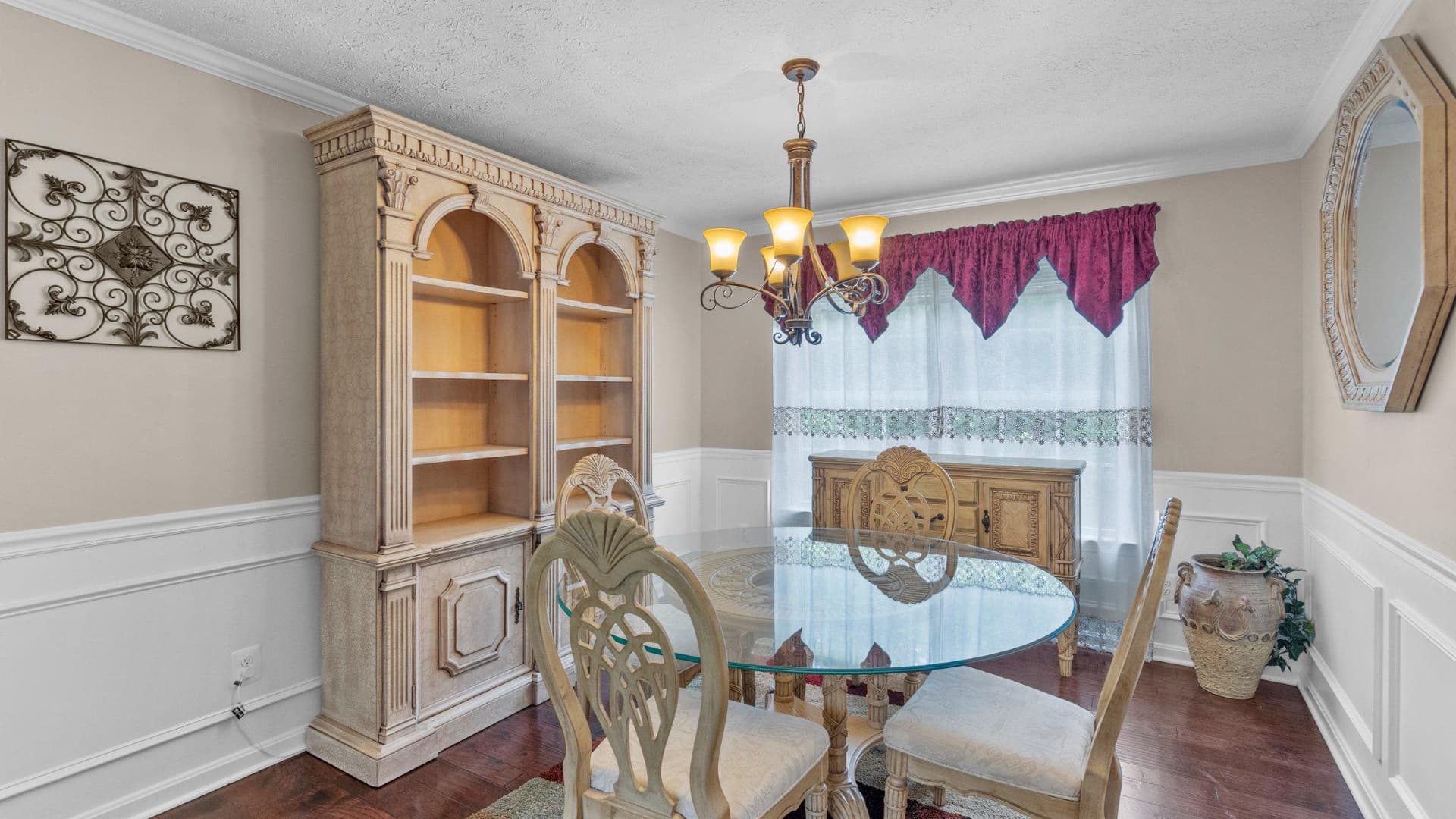 405 Devonshire Court photo 14