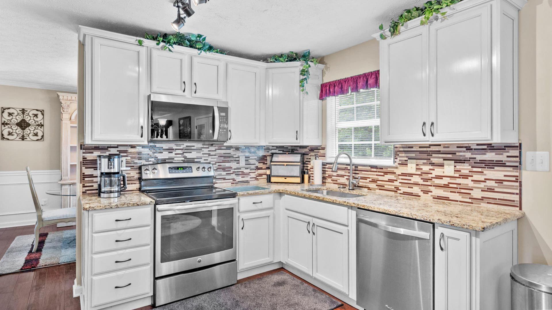405 Devonshire Court photo 16