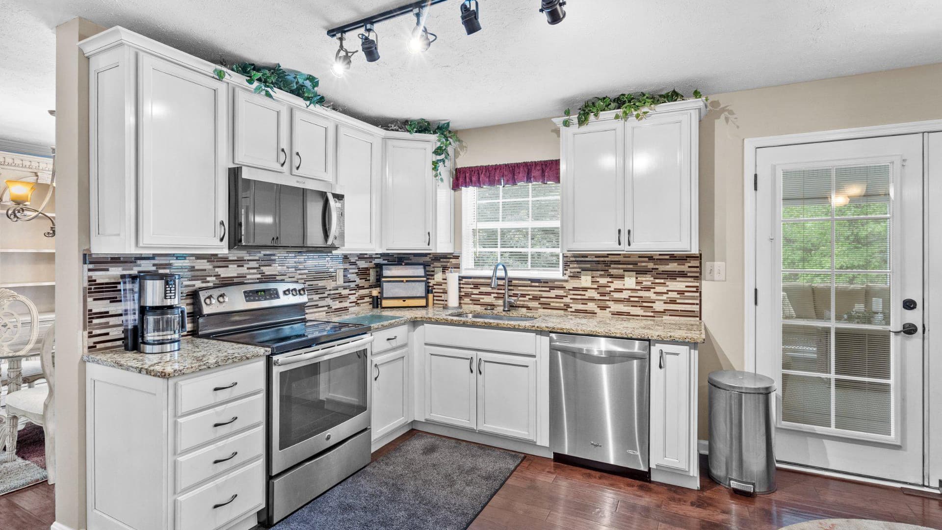 405 Devonshire Court photo 19