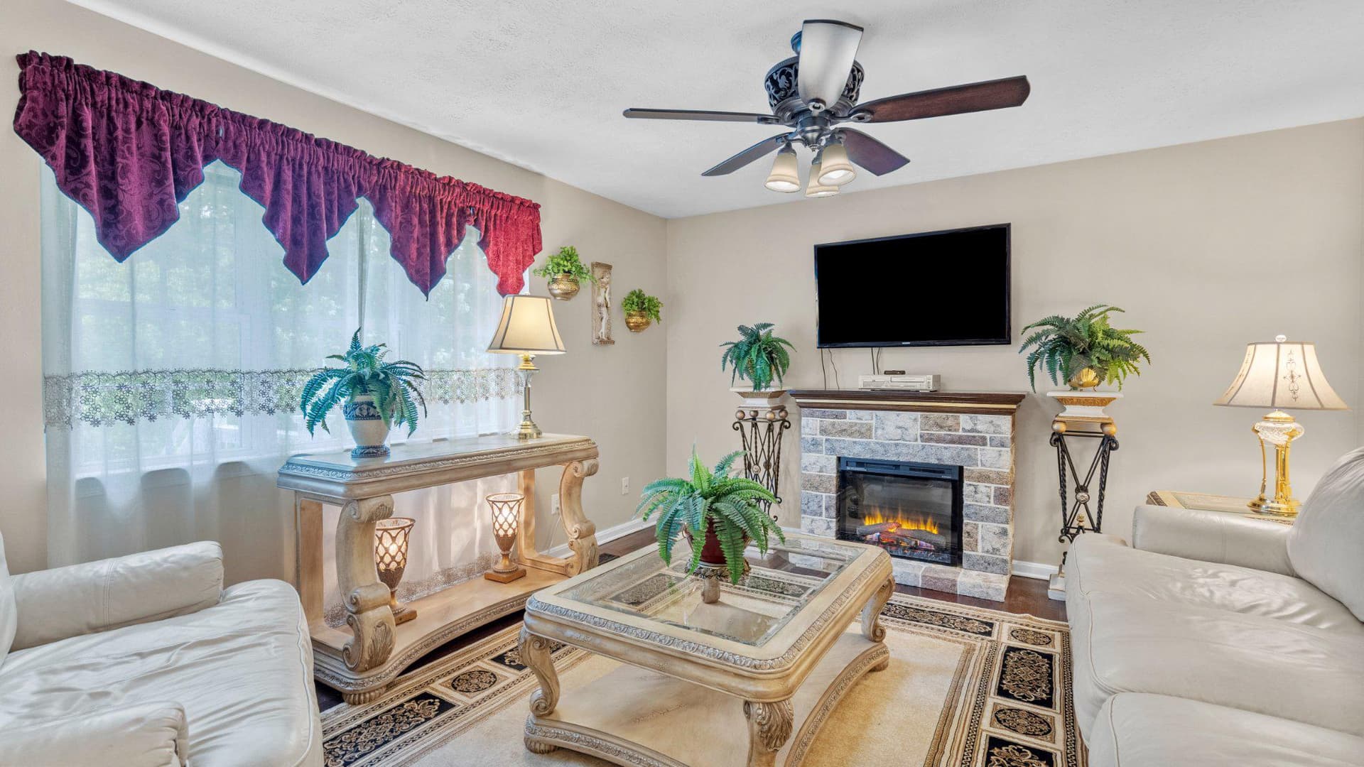 405 Devonshire Court photo 24