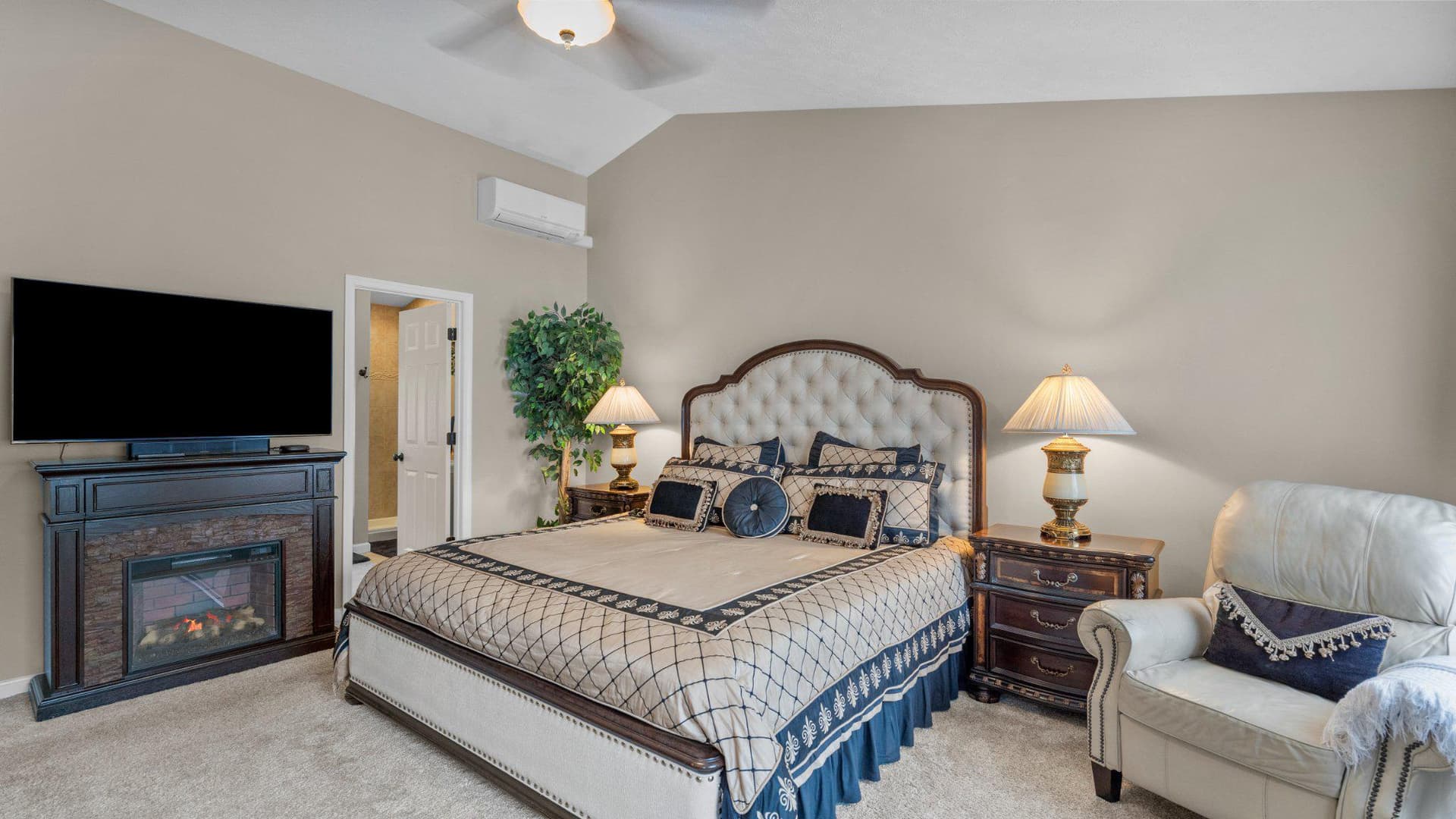 405 Devonshire Court photo 30