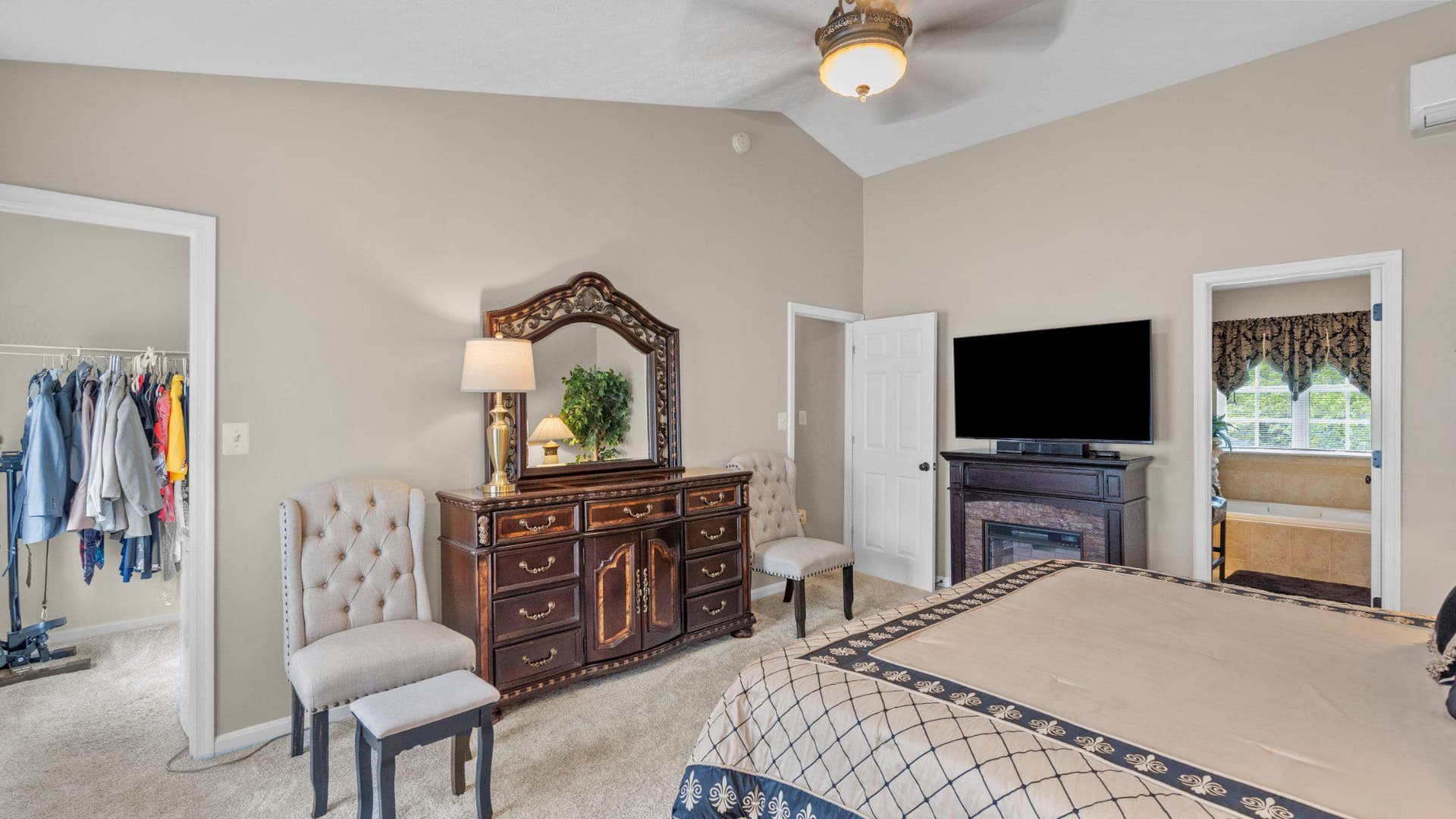 405 Devonshire Court photo 31