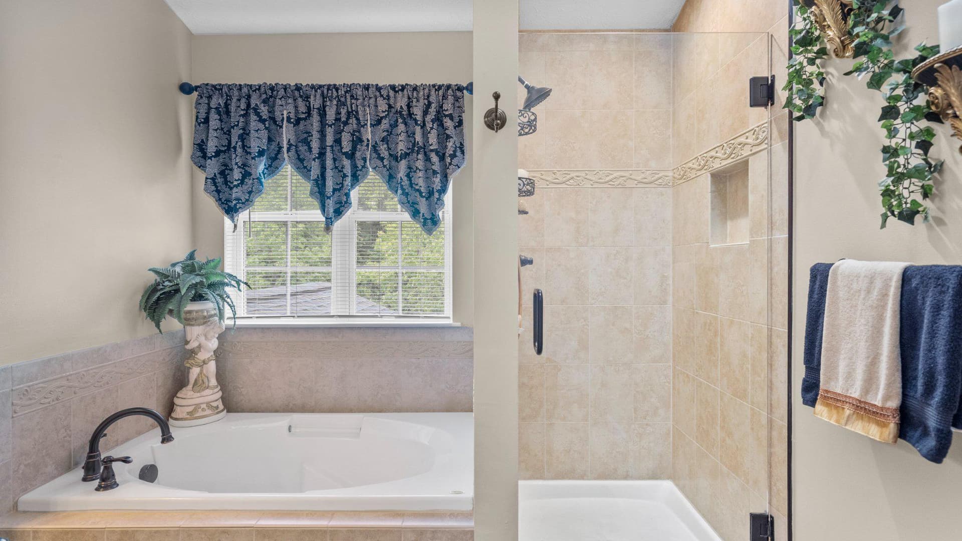 405 Devonshire Court photo 33