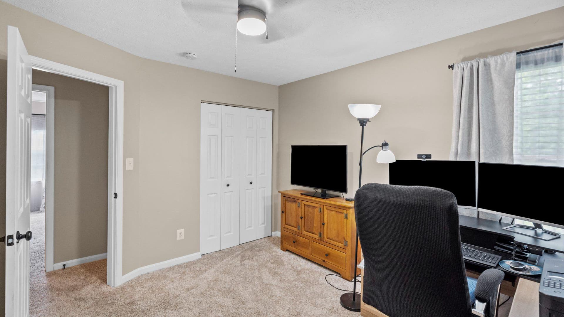 405 Devonshire Court photo 39