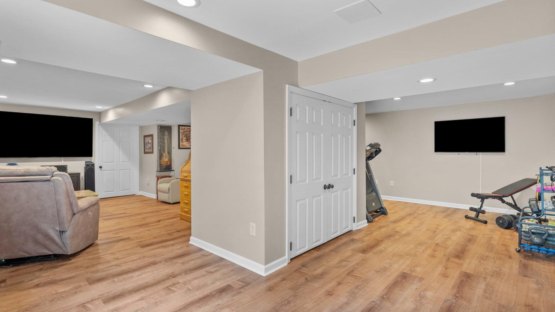 405 Devonshire Court photo 44