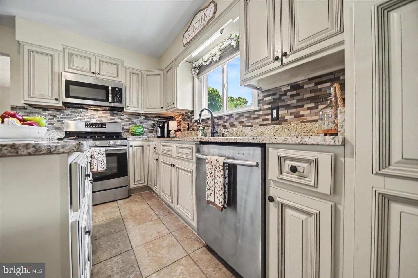 406 Plumtree Rd photo 20