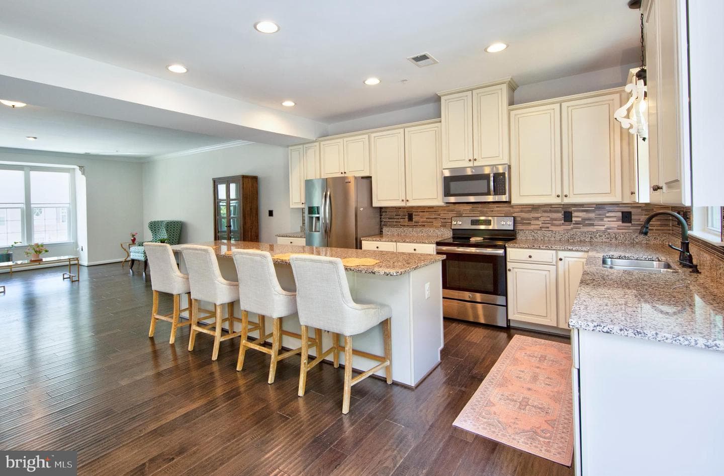 1305 Dickinson Court photo 4