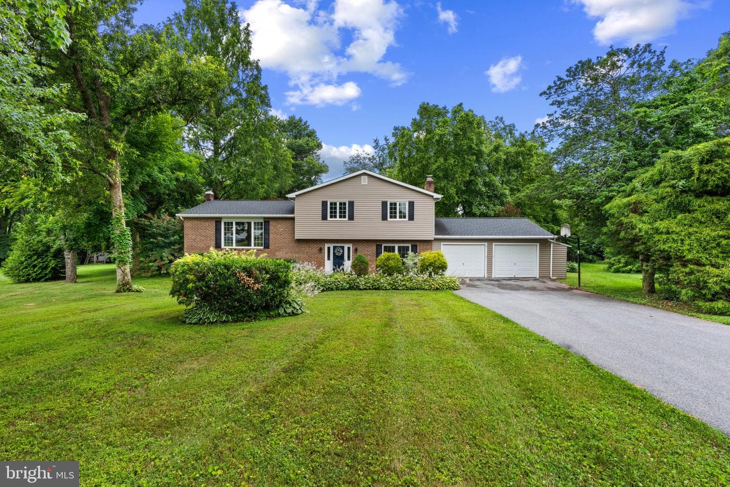 2700 Hunting Ridge Court photo 2