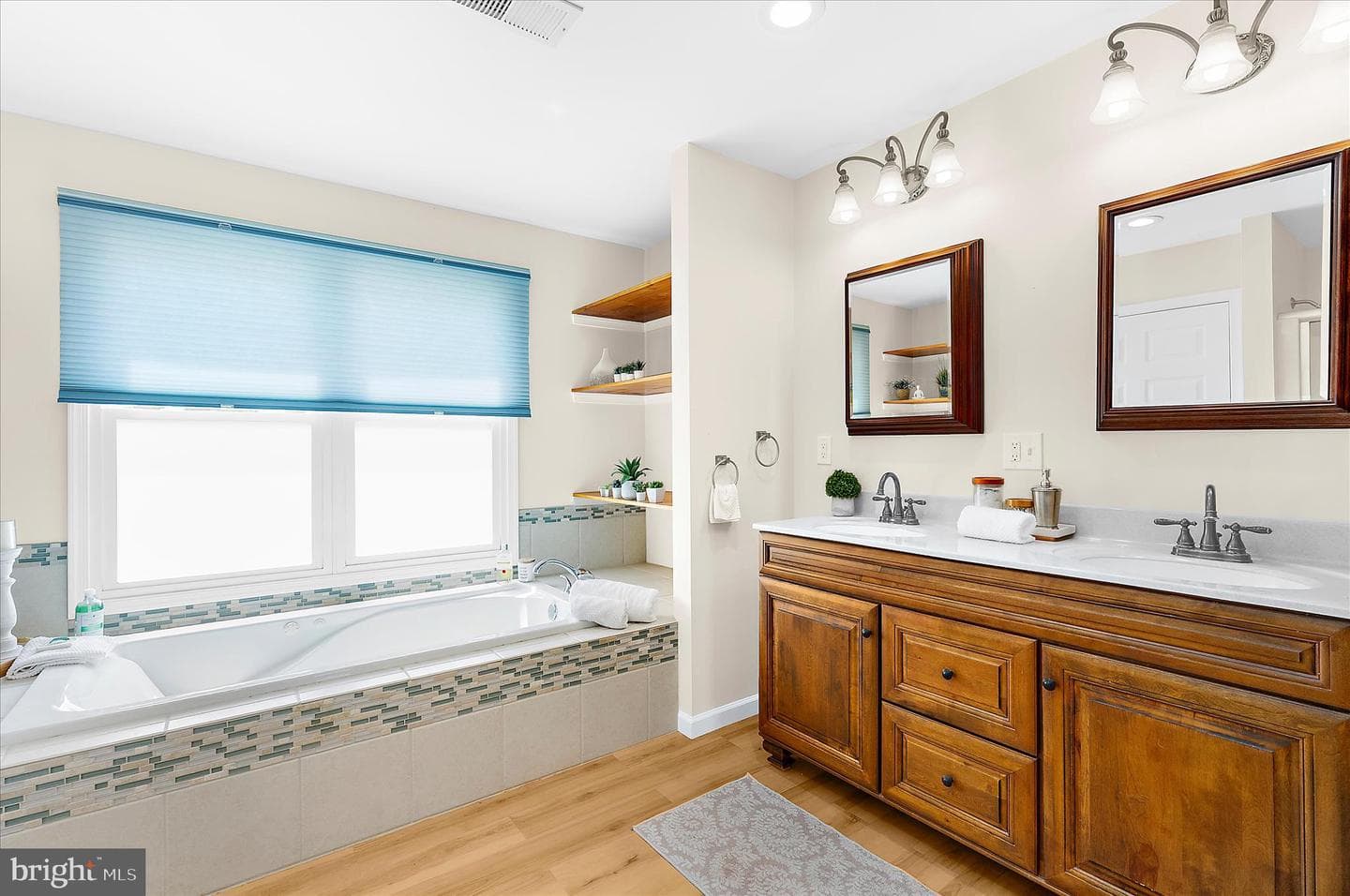 35 Neptune Drive photo 35