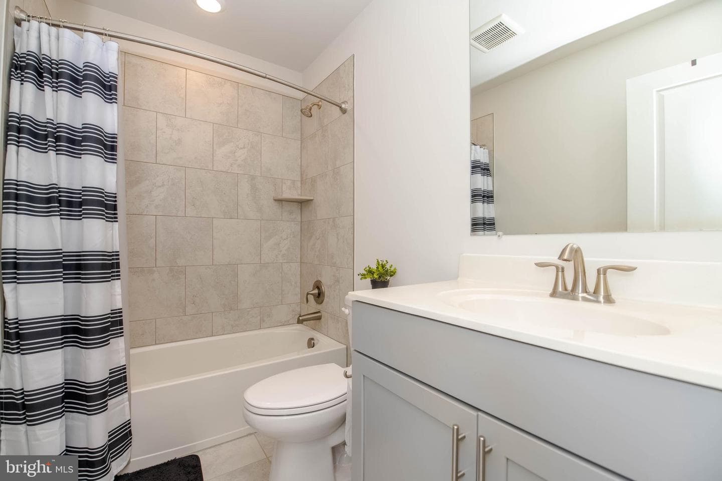 1414 Onnesta Court photo 12