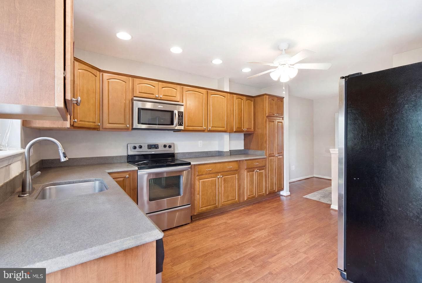 422 Kentmore Terrace photo 7