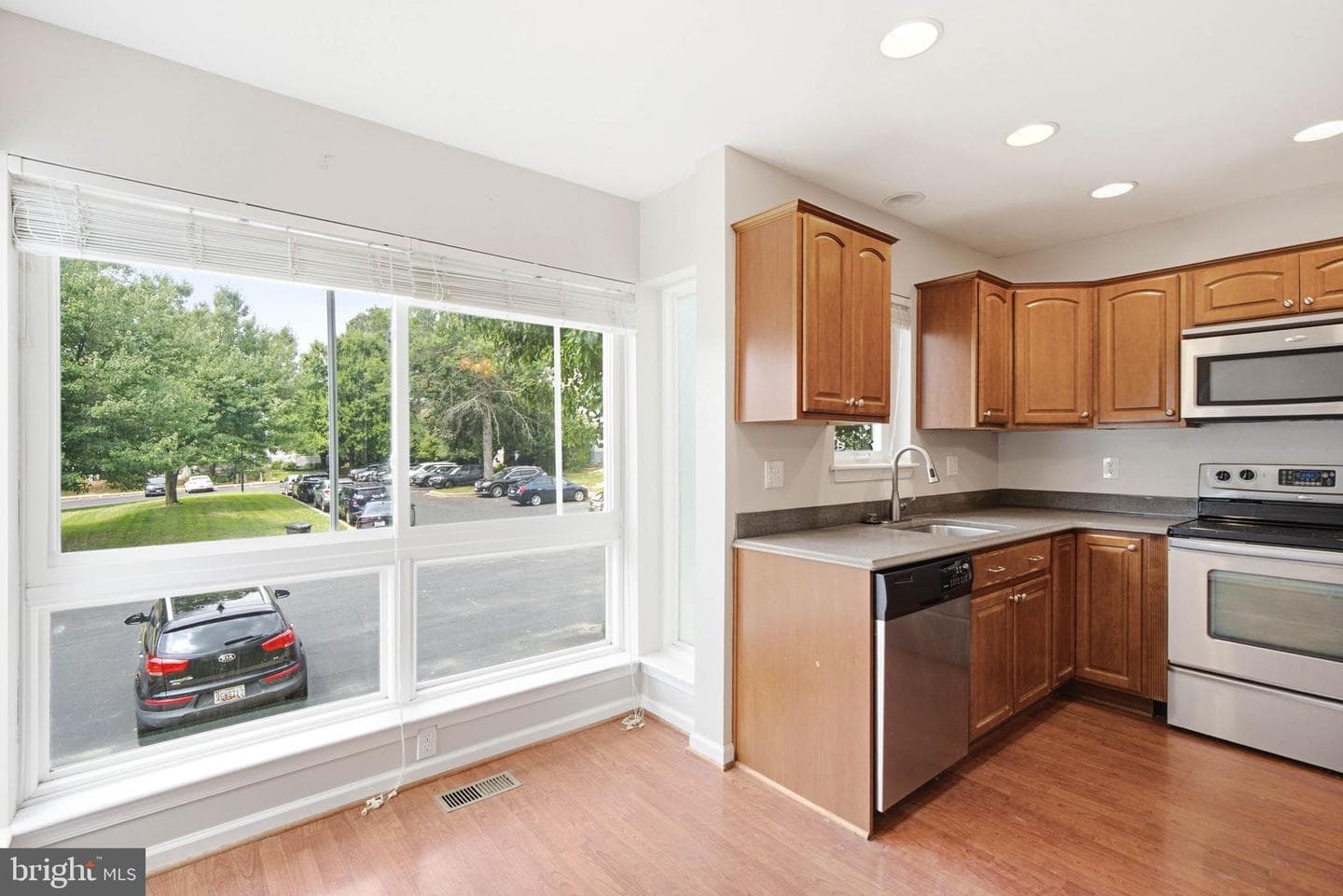 422 Kentmore Terrace photo 8