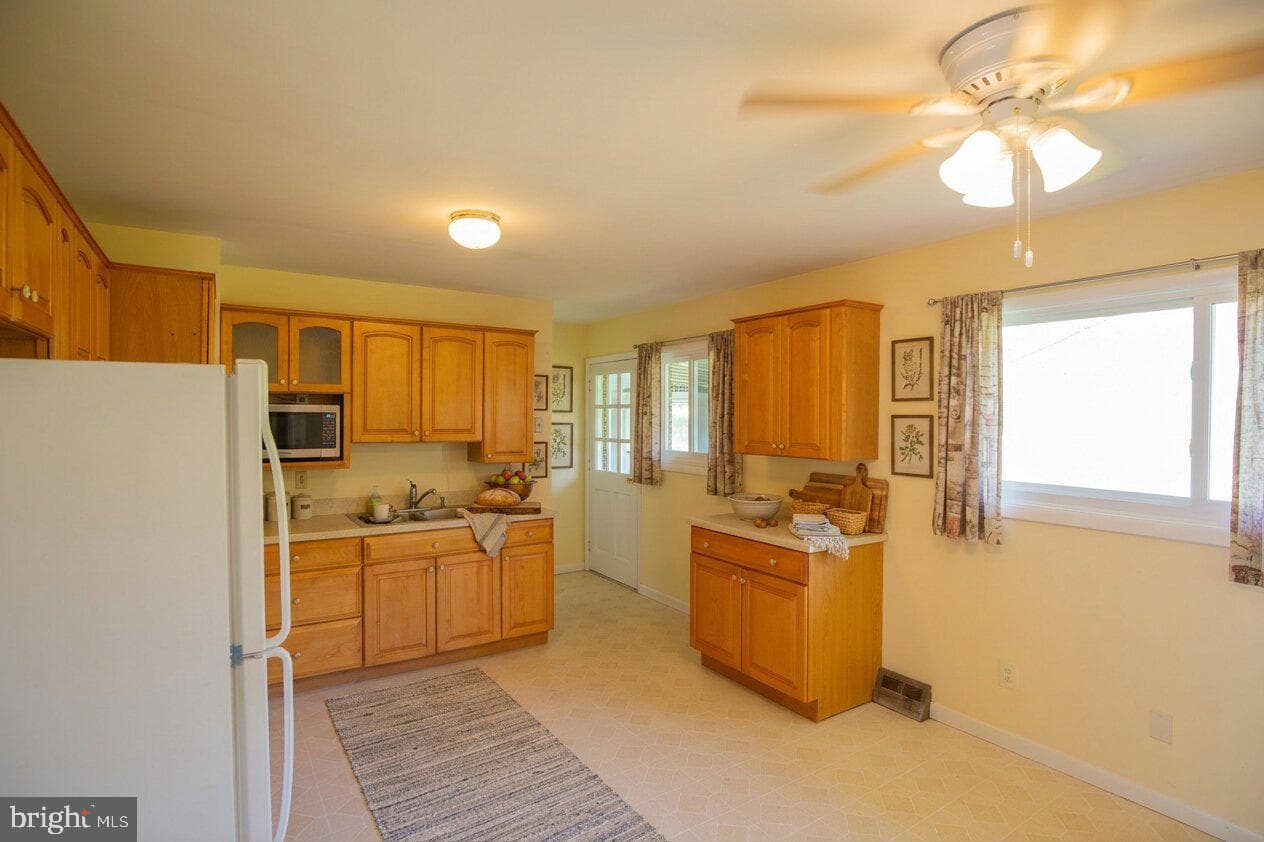 1821 Glenville Road photo 9