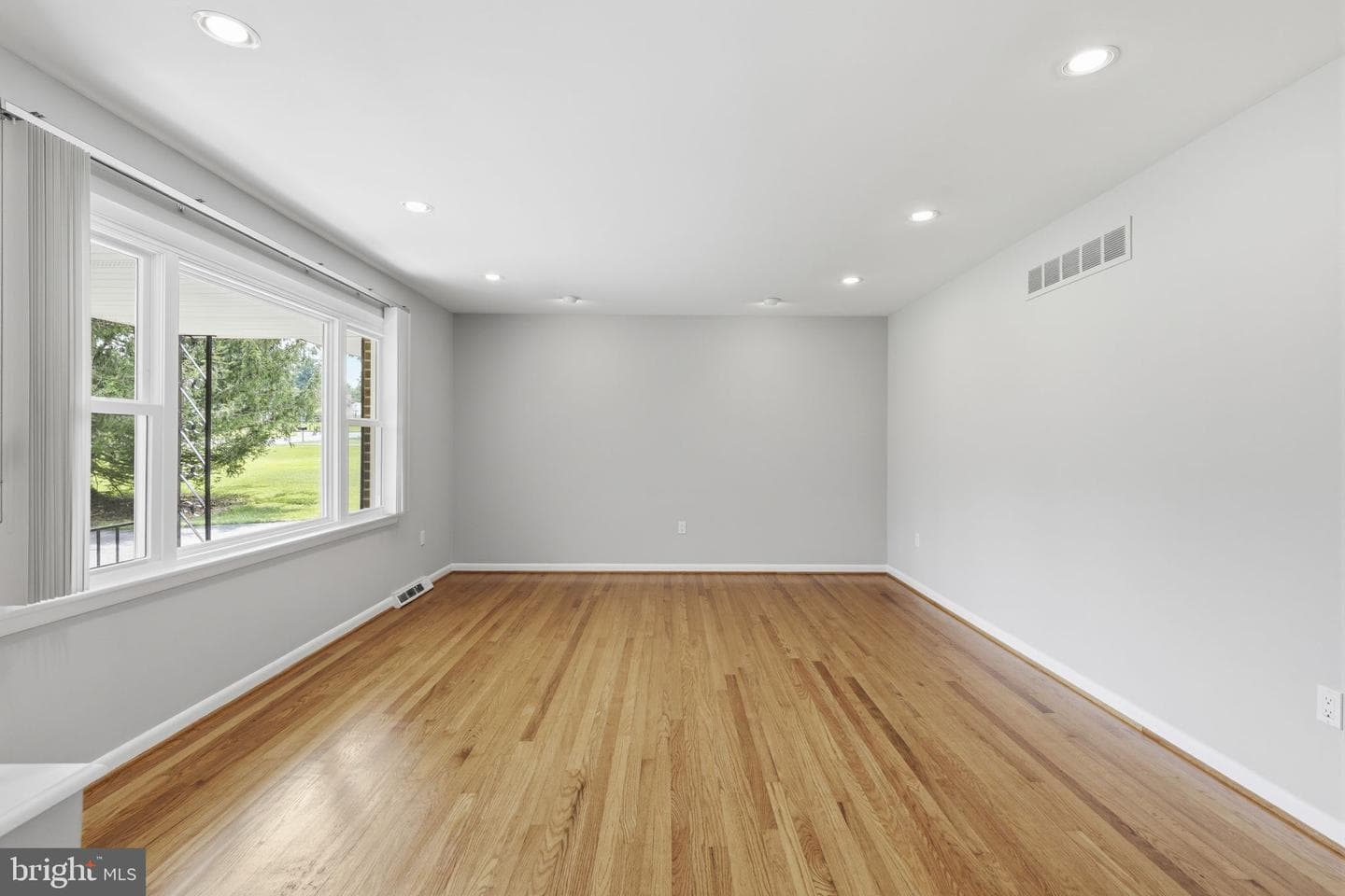 527 Stratford Road photo 8