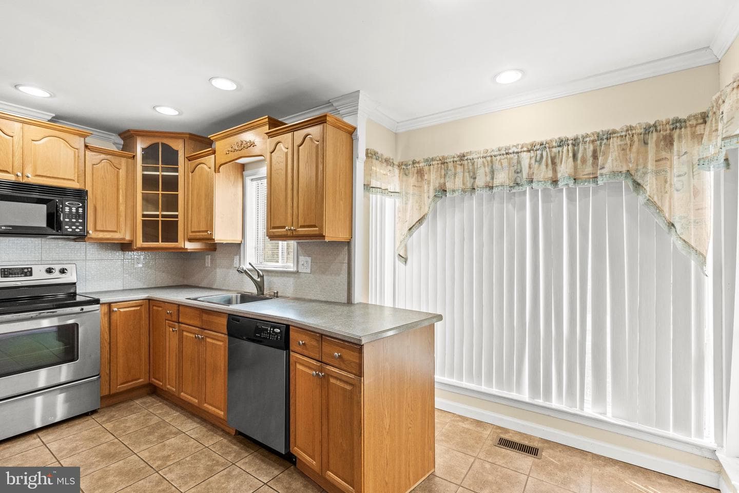 408 Kentmore Terrace photo 12