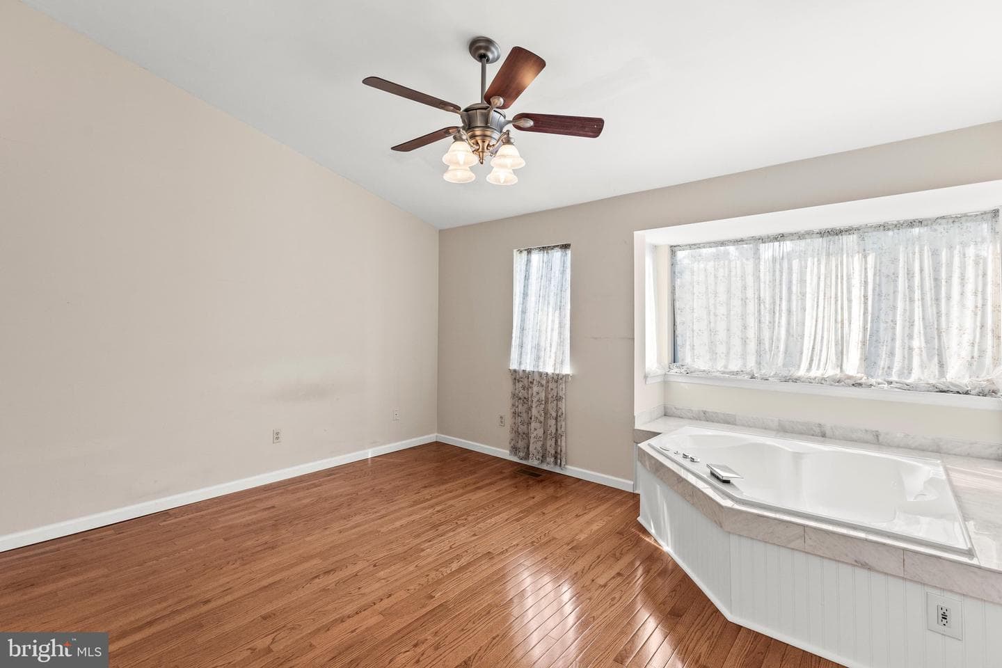 408 Kentmore Terrace photo 17