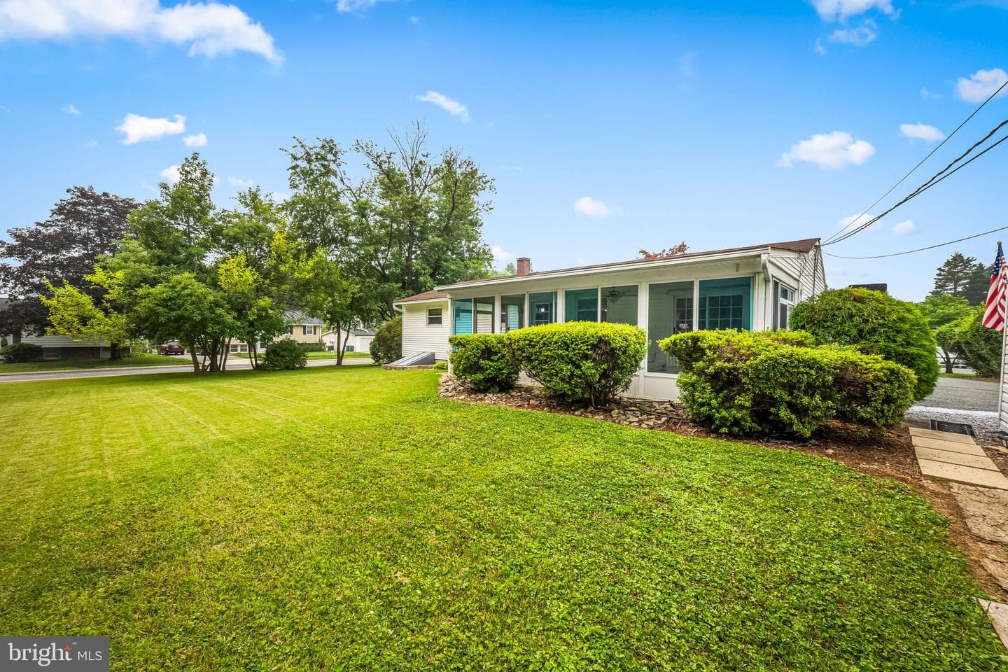 1501 Honeysuckle Drive photo 4