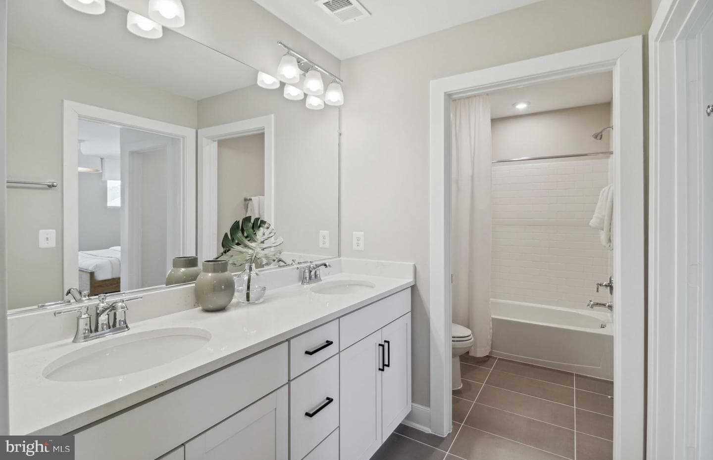 8006 Jennys Way photo 5